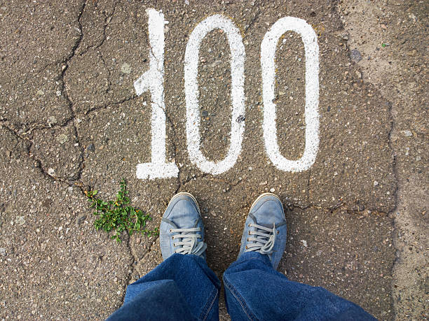 pieds sur le trottoir. - mobilestock photos et images de collection