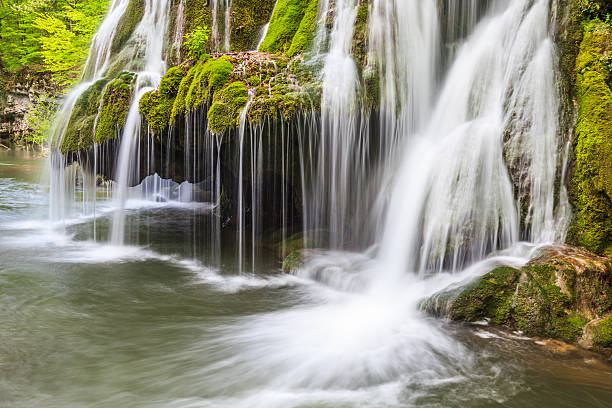 bigar каскадный водопад в национальный парк ущелья нера beusnita, румыния - banat стоковые фото и изображения