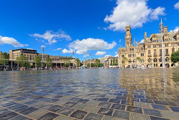 bradford town hall y centenario square, en verano - bradford england fotografías e imágenes de stock