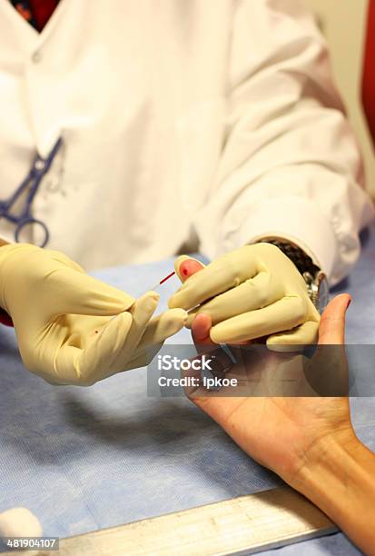 Esame Del Sangue - Fotografie stock e altre immagini di Campione medico - Campione medico, Composizione verticale, Dito umano