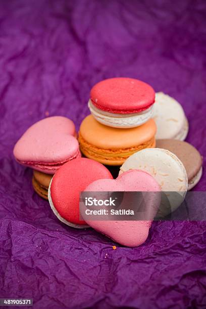 Foto de Francês Com Corações Coloridas De Macarons e mais fotos de stock de Alimentação Não-saudável - Alimentação Não-saudável, Amarelo, Amor