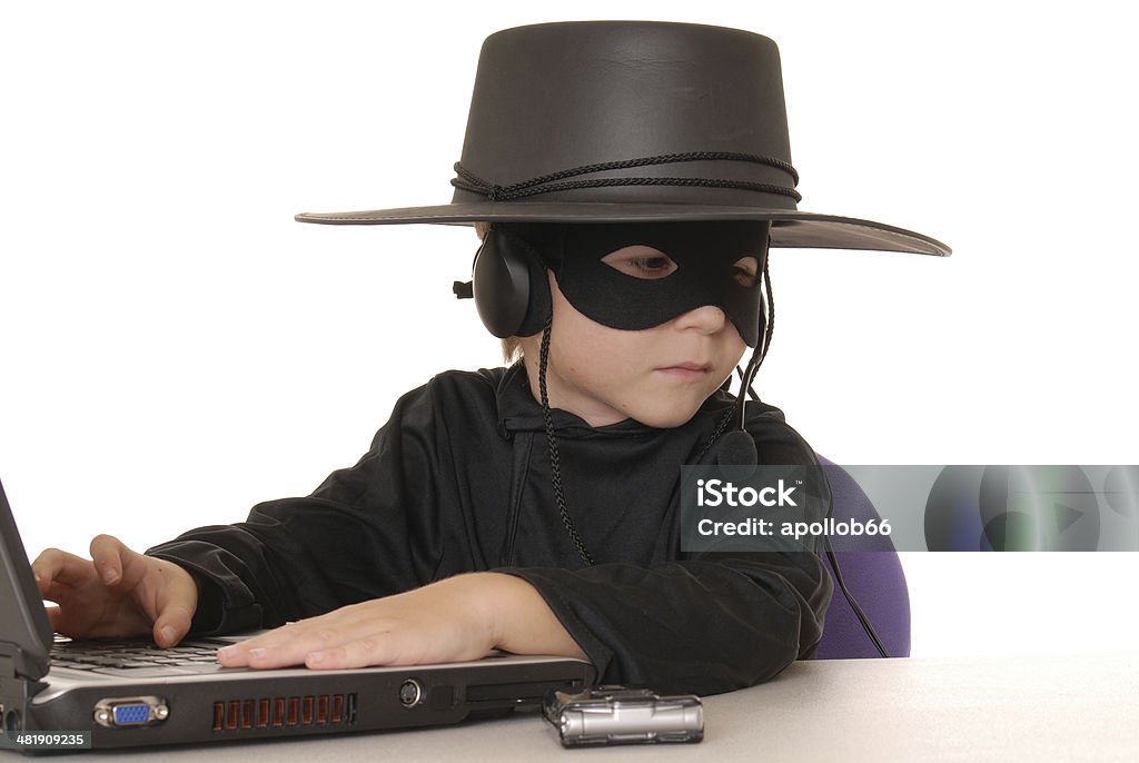 Niño como costumed Zorro en la computadora portátil helpdesk - Foto de stock de Ayuda libre de derechos