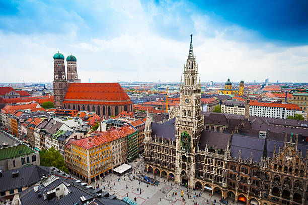 New Town Hall Glockenspiel, Frauenkirche Bavaria beautiful city centre view of Marienplatz, New Town Hall (Neues Rathaus), Glockenspiel, Frauenkirche with sky in Munich, (Bavaria, Germany) munich cathedral photos stock pictures, royalty-free photos & images