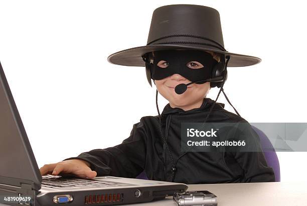 Dziecko Jako Costumed Zorro Na Laptopa Pomocy Technicznej - zdjęcia stockowe i więcej obrazów Biurko