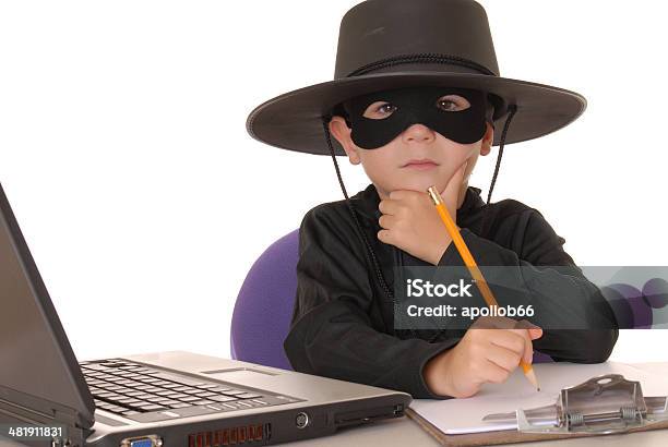 Criança Como Costumed Zorro Serviço De Atendimento Ao Cliente No Computador Portátil - Fotografias de stock e mais imagens de Assistência