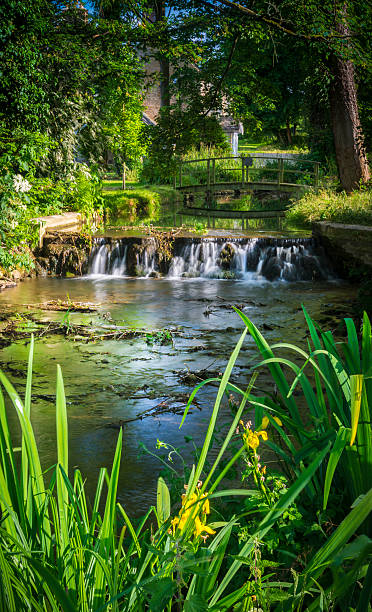 kleiner wasserfall im dorf glympton - blenheim stock-fotos und bilder