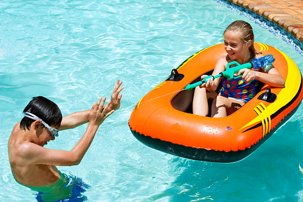 les enfants s'amuser dans la piscine. - child nautical vessel summer swimming goggles photos et images de collection