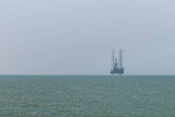 piattaforme offshore oil rig - floating oil production platform foto e immagini stock
