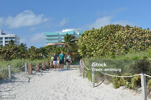 Zu Fuß Zum Strand Stockfoto und mehr Bilder von Außenaufnahme von Gebäuden - Außenaufnahme von Gebäuden, Bauwerk, Drei Personen