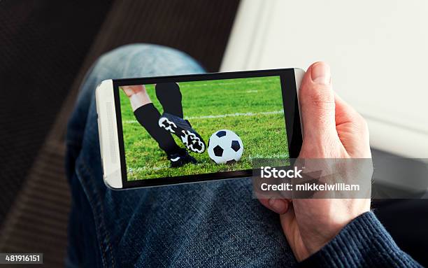 Foto de Assistir A Um Jogo De Futebol Ao Vivo Streamed No Telefone