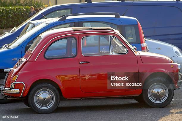 De Carro Colorido - Fotografias de stock e mais imagens de A caminho - A caminho, Anoitecer, Antigo