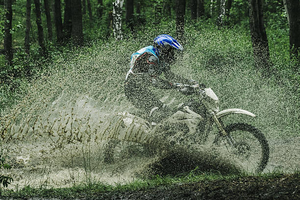 motocross bicicleta cruce creek - action off road vehicle motocross cycle fotografías e imágenes de stock