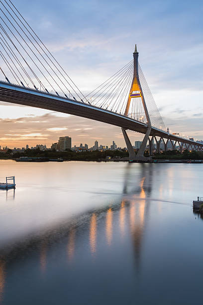 puente colgante con reflejo de agua después de la puesta de sol - photography suspension bridge water night fotografías e imágenes de stock