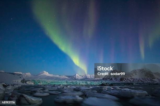 Photo libre de droit de Arctic Dhiver Dans Le Sud De Spitsberg Aurore Boréale Sur Le Glacier banque d'images et plus d'images libres de droit de Antarctique
