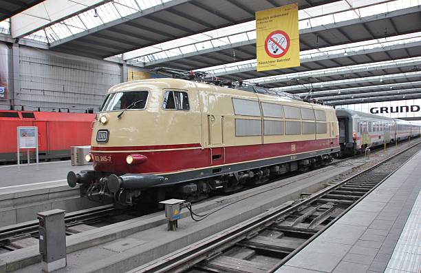 stazione centrale di monaco di baviera - fusgänger foto e immagini stock