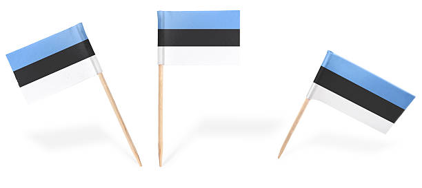 cocktail de várias bandeiras da estônia isolado no white. (série - estonia flag pennant baltic countries - fotografias e filmes do acervo