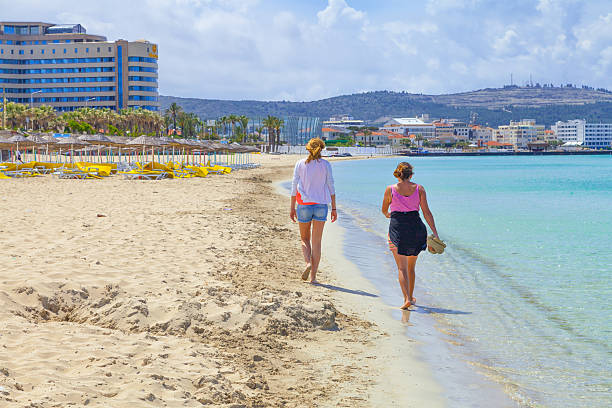 ilica beach en cesme, turquía - cesme fotografías e imágenes de stock