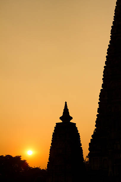 le temple de la mahabodhi de bodhgayâ, en inde au coucher du soleil - bodhgaya architecture image human age photos et images de collection