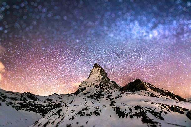 matterhorn noite com fundo de estrelas - matterhorn swiss culture european alps mountain - fotografias e filmes do acervo