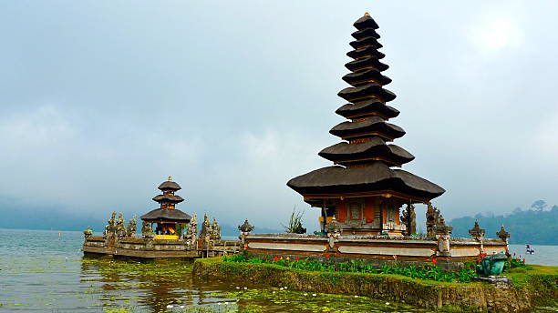 Bali -Temple ulun danu bratan - Paysage Pura Ulun Danu Bratan is a major Shivaite and water temple on Bali, Indonesia. The temple complex built in 1663 is located on the shores of Lake Bratan in the mountains near Bedugul. floating temple in lake bedugul bali stock pictures, royalty-free photos & images