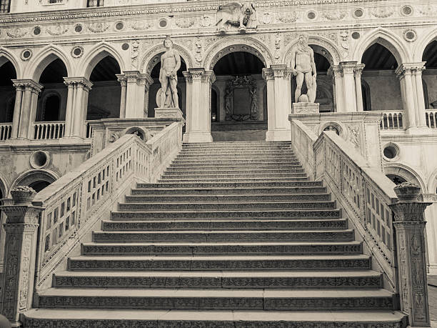 giant'escalera de palacio ducal-venecia - doges palace palazzo ducale staircase steps fotografías e imágenes de stock