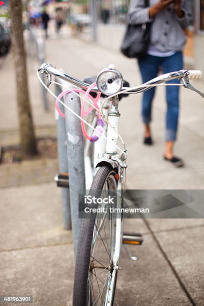 Rowery Miejskie Życie Miasta - zdjęcia stockowe i więcej obrazów Bez ludzi - Bez ludzi, Bicykl, Chodnik