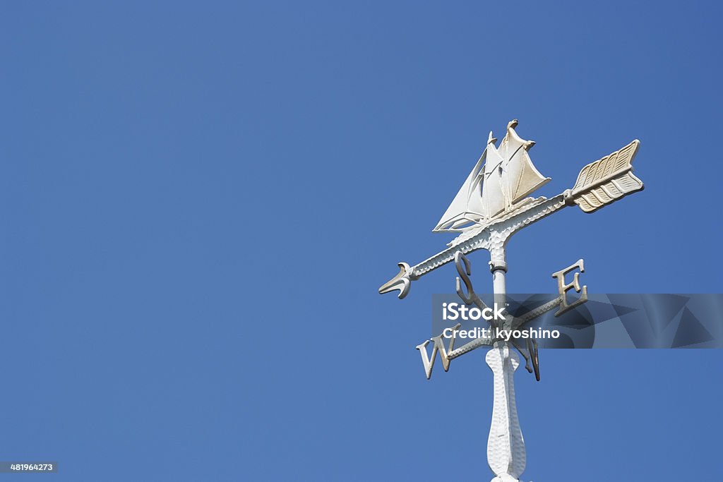 ヨット風の羽根、アゲインストクリアスカイ、コピースペース付き - カラー画像のロイヤリティフリーストックフォト