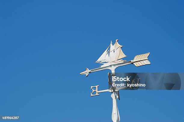 ヨット風の羽根アゲインストクリアスカイコピースペース付き - カラー画像のストックフォトや画像を多数ご用意 - カラー画像, セーリング, セールボート