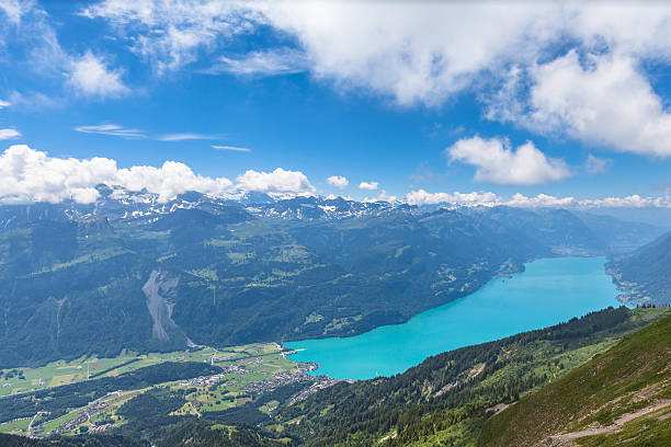 brienzer 湖とアルプスの景色 - brienz bernese oberland village lake ストックフォトと画像