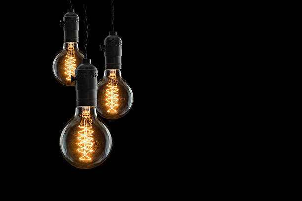 アイデアの概念-ヴィンテージの白熱電球の背景に黒色 - tungsten ストックフォトと画像