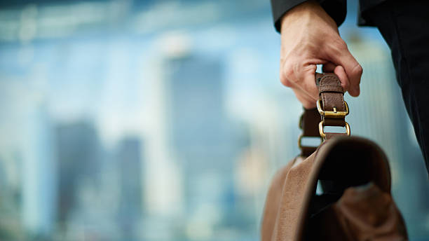 maletín de transporte - men briefcase business bag fotografías e imágenes de stock