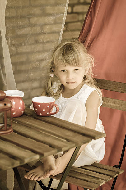 bambini di tè tempo - tea party tea afternoon tea little girls foto e immagini stock