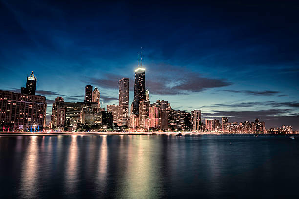 el centro de la ciudad de chicago rascacielos con reflejos en un lago michigan - chicago at night fotografías e imágenes de stock