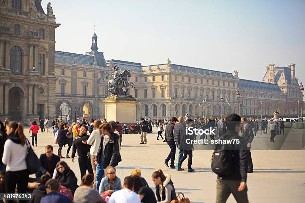 Fuori Del Louvre - Fotografie stock e altre immagini di Ambientazione esterna - Ambientazione esterna, Architettura, Camminare