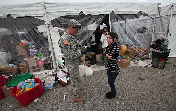 national guard pour soulager les victimes de sable - hurricane sandy staten island new york city new york state photos et images de collection