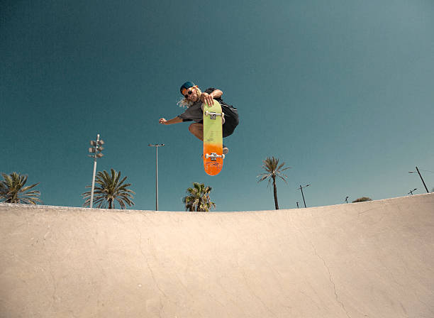 jeune homme sauter de skate-board - ollie photos et images de collection