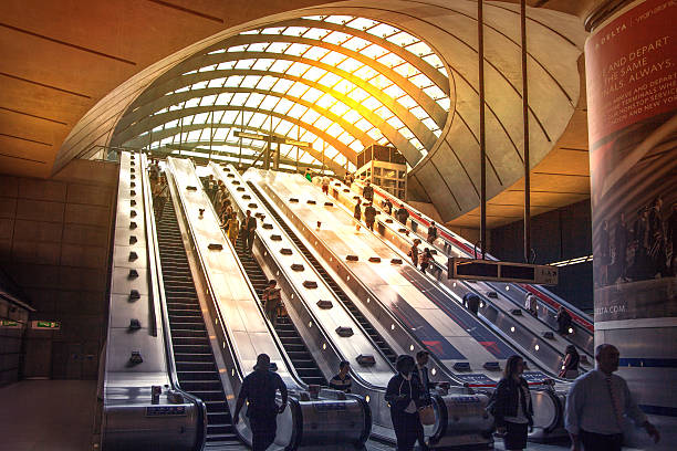 londra metropolitana, stazione di canary wharf - london england on the move commuter rush hour foto e immagini stock