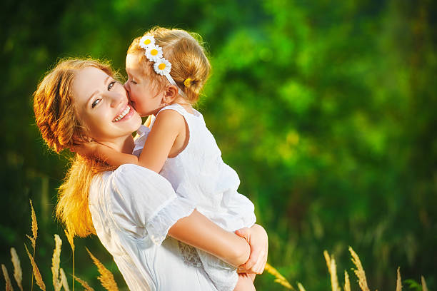 famiglia felice in estate bambina bambino figlia abbracciare - baby mother summer park foto e immagini stock