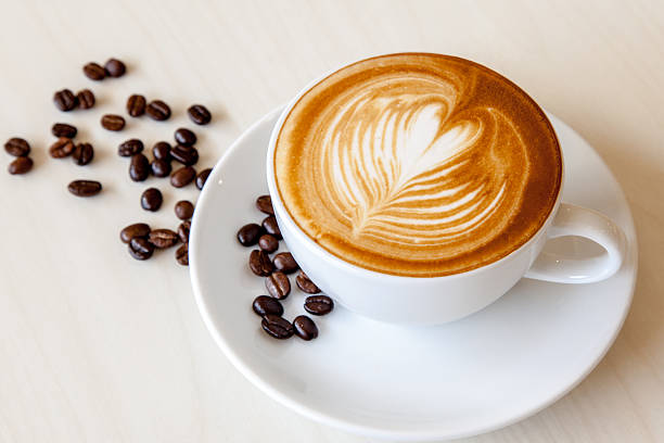 コーヒーとコーヒー豆 - latté coffee tray froth ストックフォトと画像