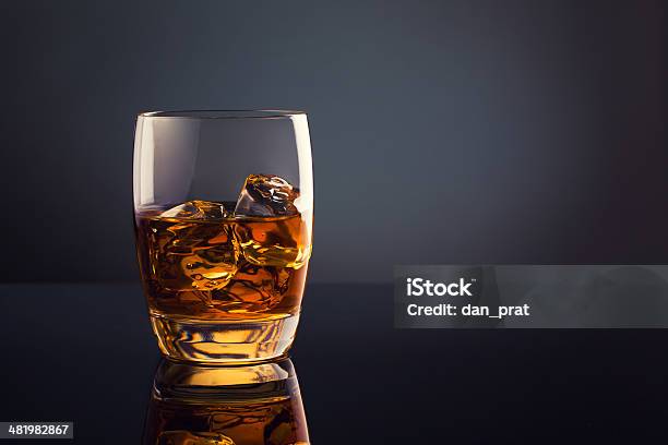 Whisky Na Lodzie - zdjęcia stockowe i więcej obrazów Alkohol - napój - Alkohol - napój, Alkohol wysokoprocentowy, Bez ludzi