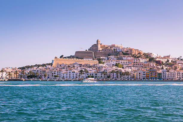 ibiza eivissa altstadt mit blick auf die stadt - ibiza town stock-fotos und bilder