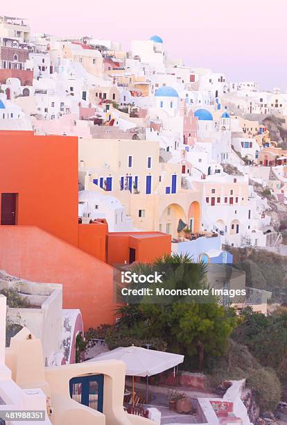 Foto de Oia Em Santorini Grécia e mais fotos de stock de Aldeia - Aldeia, Arquitetura, Azul