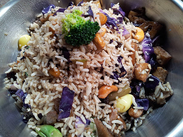 vegetarische gebratener reis in edelstahl bowl - tofu chinese cuisine vegetarian food broccoli stock-fotos und bilder