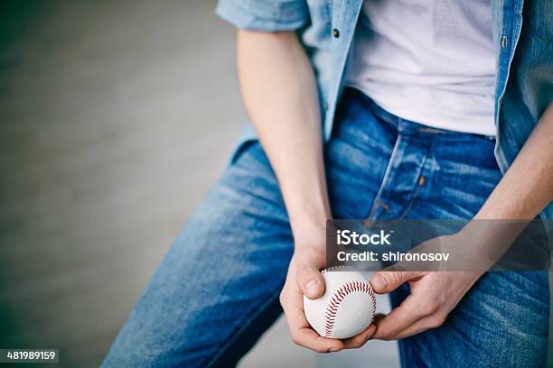 Bola De Tenis Foto de stock y más banco de imágenes de Adulto - Adulto, Agarrar, Azul