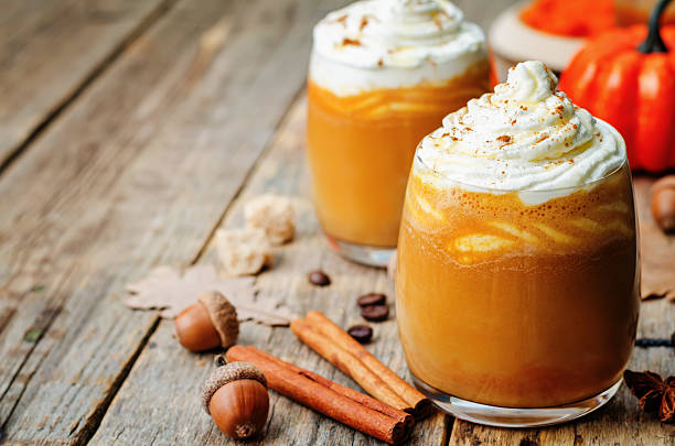 ice honey тыквы spice latte with whipped cream - latté pumpkin spice coffee стоковые фото и изображения