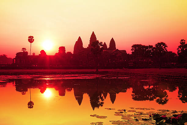 angkor wat au lever du soleil à siem reap.  cambodge - ankor photos et images de collection