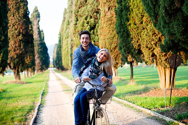 coppia avendo una bici da corsa nella natura - primacy foto e immagini stock