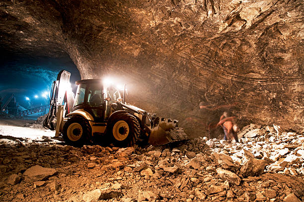 mine souterraine de travail - sous terre photos et images de collection