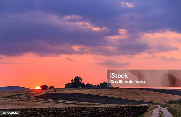 Foto de Paisagem Rural Summerbetween Puglia E Basilicata Farm Ao Pôr Do Sol e mais fotos de stock de 2015
