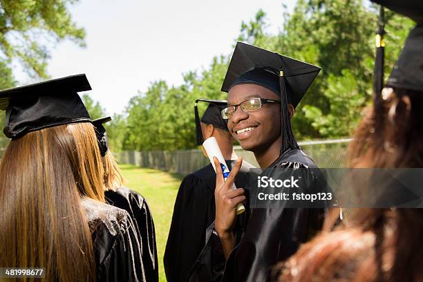 Bildung Afrikanischer Herkunft Absolvent Hält Diplom Nach Dem Abschluss Freunden Stockfoto und mehr Bilder von Akademischer Abschluss